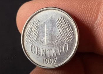 Moeda rara de 1 centavo do ano de 1997 sendo segurada por uma pessoa