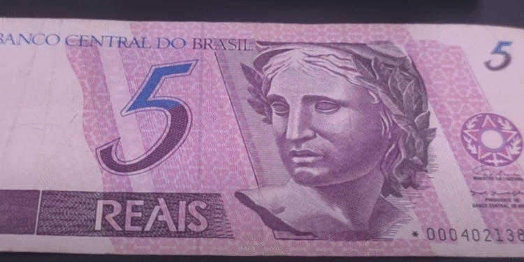 Cédula de 5 reais com asterisco na numeração, da Primeira Família do Real