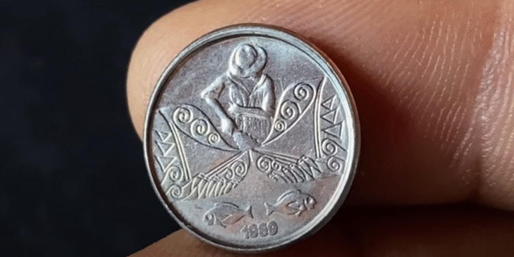 Moeda de 5 centavos do Pescador de 1989 sendo exibida entre os dedos