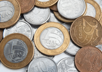 Moedas do real de diferentes valores espalhadas, incluindo peças que podem ter defeitos raros