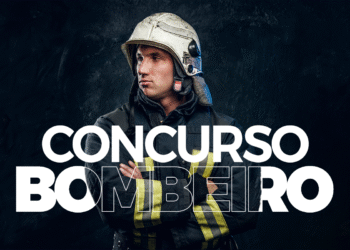 Imagem de um bombeiro com uniforme completo, simbolizando a profissão e o concurso para Bombeiros.