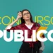 Jovem com expressão de cansaço segurando café e materiais de estudo, simbolizando a preparação para concurso público.