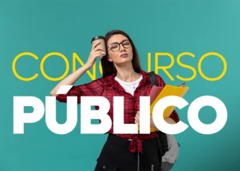 Mulher com livros e café, representando o início das inscrições para o concurso público da Prefeitura.