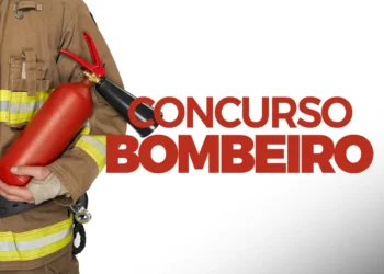 Pessoa vestida como bombeiro segurando um extintor de incêndio, representando a preparação para o concurso.