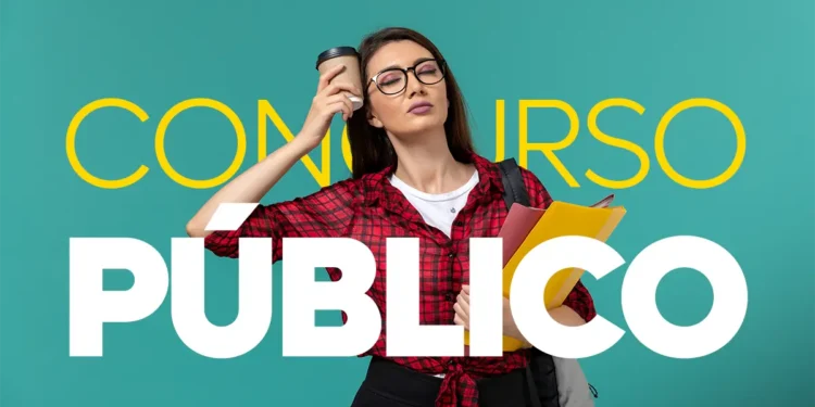 Mulher com cadernos e uma xícara de café, ilustrando a pressão dos últimos dias para participar do concurso público da Prefeitura.