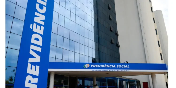 Fachada do prédio do INSS com destaque para o letreiro da Previdência Social