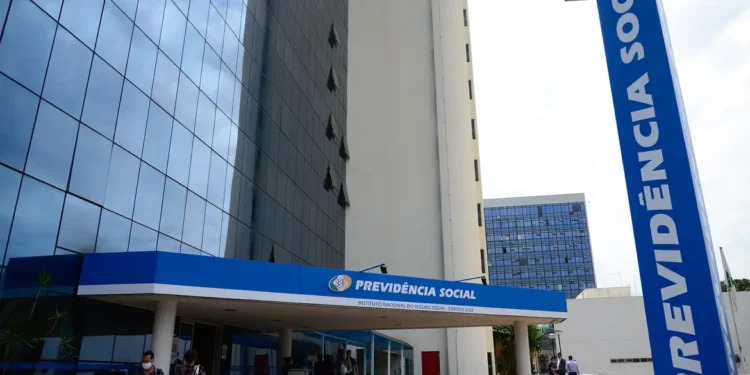 Fachada da agência do INSS com logo azul