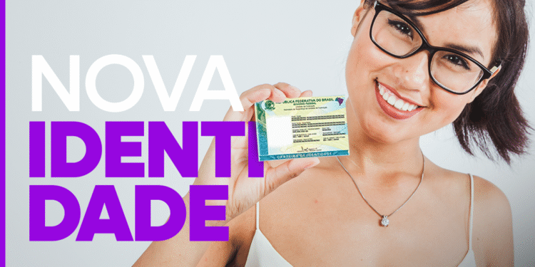 Mulher de óculos sorrindo e segurando sua nova carteira de identidade em frente ao corpo.