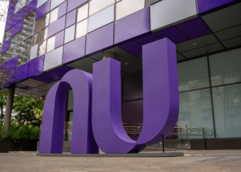 Imagem da fachada do prédio do Nubank, com o logo gigante da empresa em destaque.