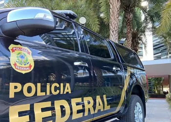 Viatura da Polícia Federal estacionada em frente a prédio público
