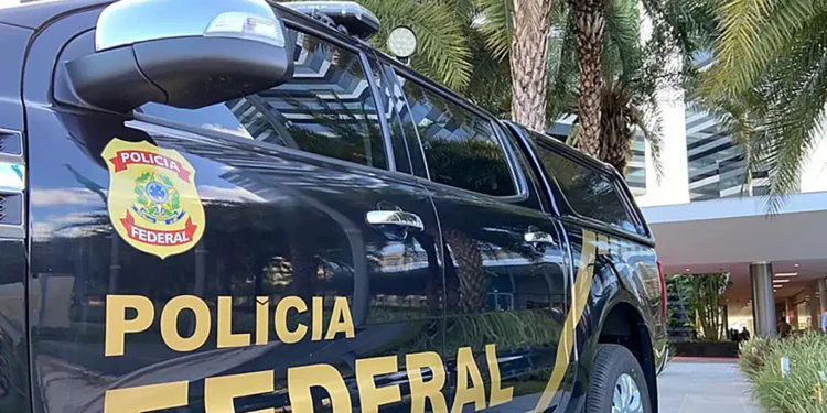 Viatura da Polícia Federal estacionada em frente a prédio público