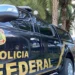 Viatura da Polícia Federal estacionada em frente a prédio público