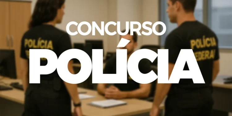 Policiais federais reunidos em sala de instrução, representando o concurso para Escrivão da PF.