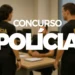Policiais federais reunidos em sala de instrução, representando o concurso para Escrivão da PF.