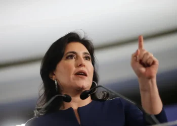 Ministra do Planejamento durante pronunciamento sobre impacto do salário mínimo na economia