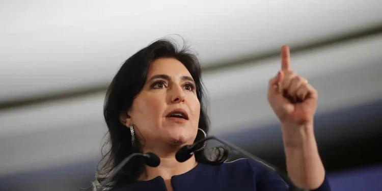 Ministra do Planejamento durante pronunciamento sobre impacto do salário mínimo na economia