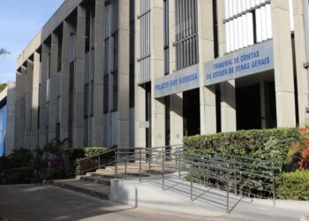 Fachada do TCE MG, representando o órgão responsável pelos concursos e as vagas disponíveis.