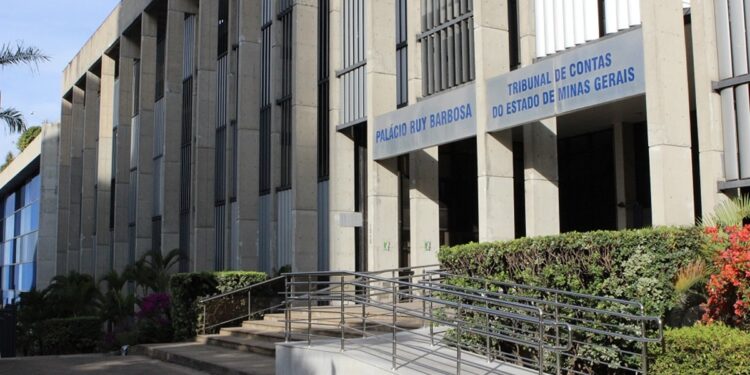 Fachada do TCE MG, representando o órgão responsável pelos concursos e as vagas disponíveis.