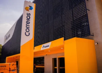 Entrada de agência dos Correios com identidade visual atualizada.