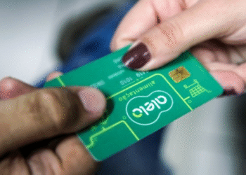 Cartão-alimentação de R$ 300 sendo entregue.