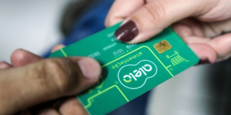 Cartão-alimentação de R$ 300 sendo entregue.