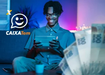 Homem usando o app Caixa Tem para antecipar dinheiro de forma rápida