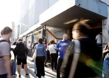 Candidatos chegando ao local de prova para concurso público.