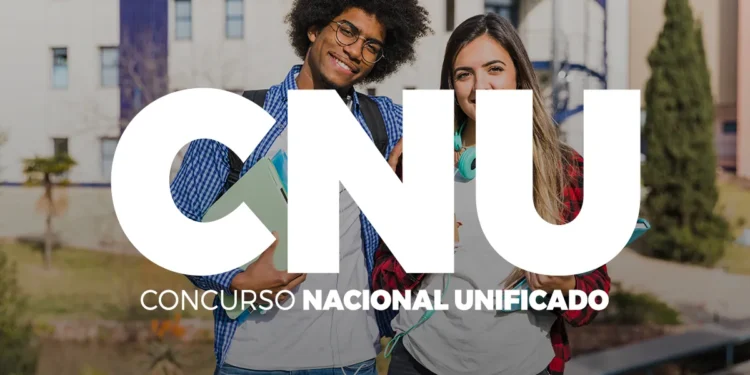 Dois jovens candidatos ao CNU 2025 sorrindo durante o intervalo dos estudos.