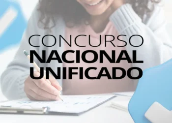 Pessoa preenchendo gráficos com caneta enquanto estuda