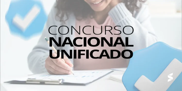 Pessoa preenchendo gráficos com caneta enquanto estuda