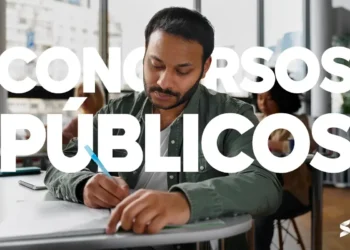 Homem adulto preenchendo inscrição para concurso público em ambiente de estudo