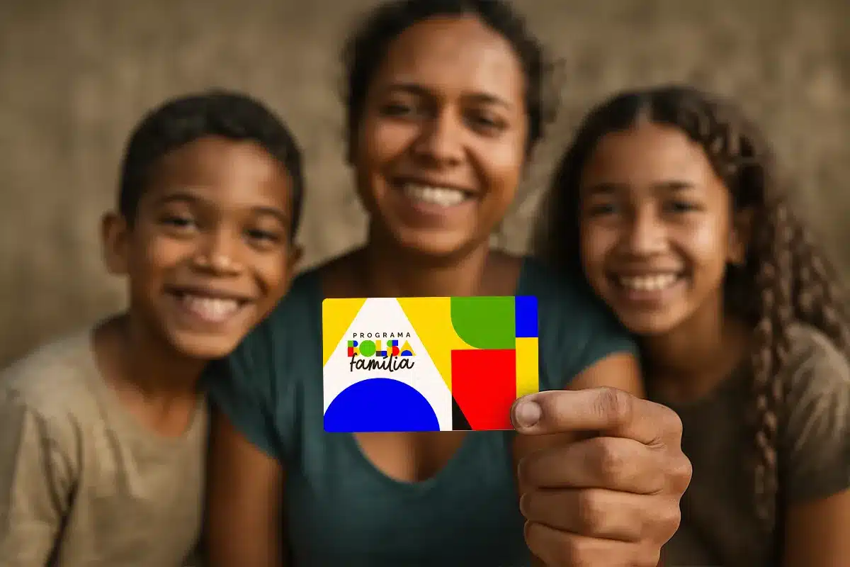 Bolsa Família em 2026 - Critérios de recebimento Família segurando cartão do Bolsa Família, representando os critérios para receber o benefício em 2026