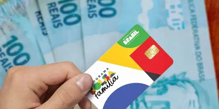 Cartão do Bolsa Família em destaque, com cédulas de dinheiro ao fundo, representando as datas de pagamento do benefício em agosto de 2026.