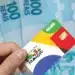 Cartão do Bolsa Família em destaque, com cédulas de dinheiro ao fundo, representando as datas de pagamento do benefício em agosto de 2026.