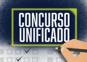 Ilustração de uma mão marcando uma opção em um formulário de concurso com o título 'Concurso Unificado