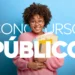 Estudante sorridente segurando cadernos com fundo azul e texto “Concurso Público”.