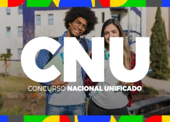 Estudantes sorrindo com material escolar na frente de prédio com a logo do Concurso Nacional Unificado (CNU).