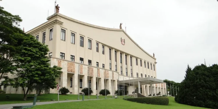 Fachada da sede da Controladoria-Geral do Estado de São Paulo em dia nublado.