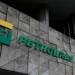 Fachada da sede da Petrobras com logotipo em destaque.
