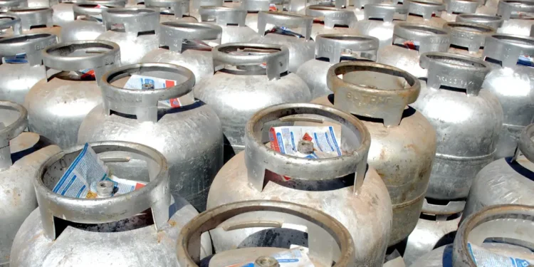 Botijões de gás organizados para distribuição em programa social do governo