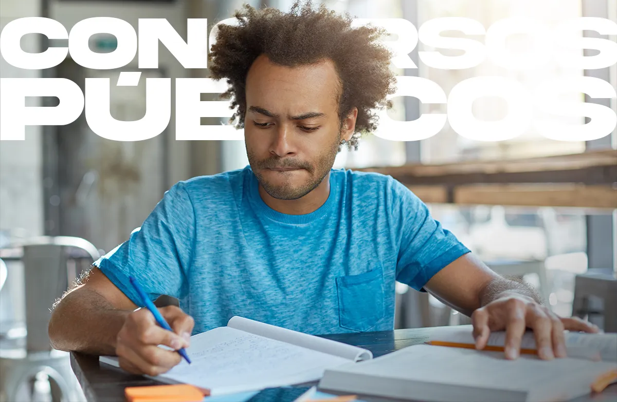 Última Semana de Preparação para o Concurso Pessoa estudando e organizando materiais de estudo, simbolizando a última semana de preparação para o concurso.