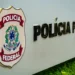 Fachada da sede da Polícia Federal com brasão em destaque.