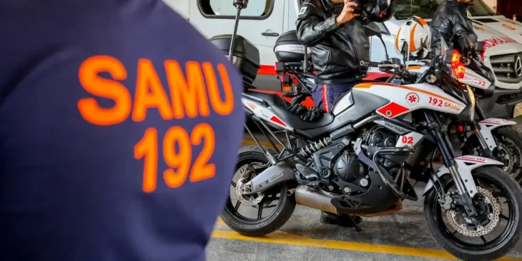 Profissionais do SAMU ao lado de motolâncias e ambulâncias durante preparação para atendimento