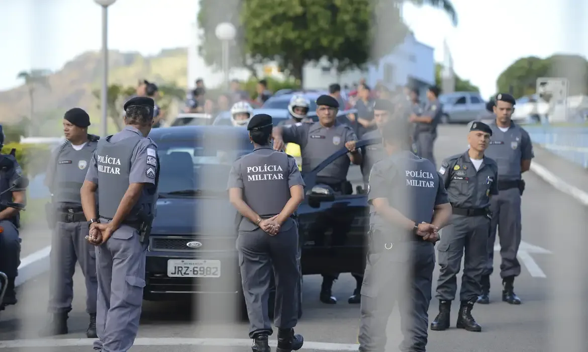 concurso pm Policiais militares durante operação de patrulhamento urbano.
