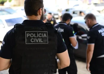 Agentes da Polícia Civil durante operação em área urbana.