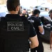 Agentes da Polícia Civil durante operação em área urbana.