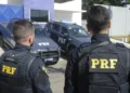 Policiais da PRF em frente a viaturas durante operação em unidade da corporação.
