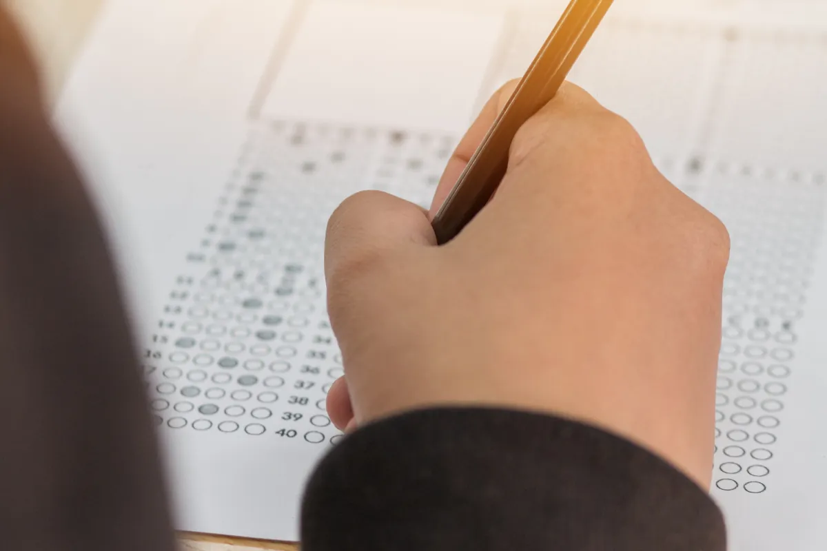 concurso prefeitura Pessoa preenchendo cartão-resposta de prova objetiva.