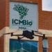Fachada do ICMBio com drone em operação durante monitoramento ambiental