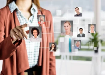 Imagem de uma pessoa selecionando candidatos em um processo seletivo, com destaque para diversas faces de candidatos.